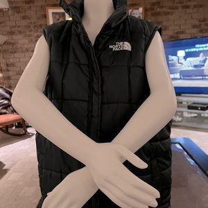 A unisex black vest XL from the North Face Outlet.